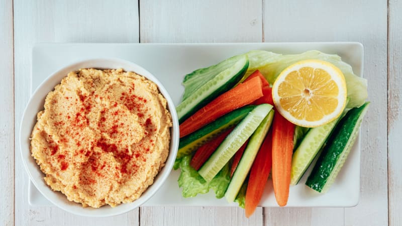 Hummus mit Möhren und Gurken