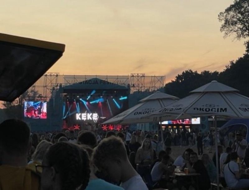 Rap stacja festiwal: tłum ludzi siedzi pod parasolami i podziwia występ Kękę