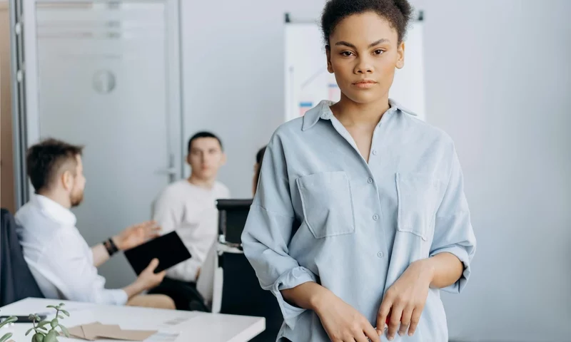 Eleganckie stylizacje do pracy w biurze latem – co wybrać, by wyglądać profesjonalnie i czuć się swobodnie?
