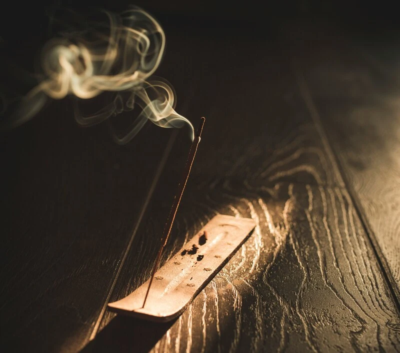 Kadzidło, zdj. pert sidorov / unsplash.com