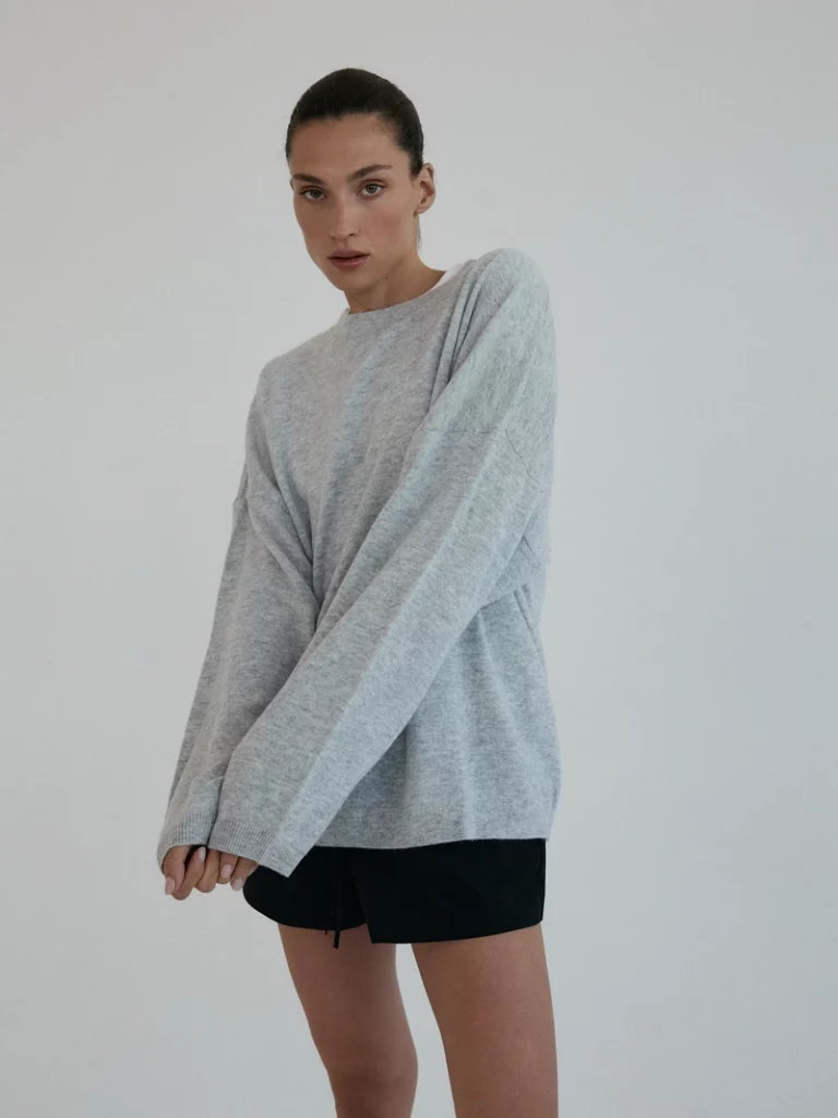 modne stylizacje ze swetrem oversize, czyli zadbaj o dodatki