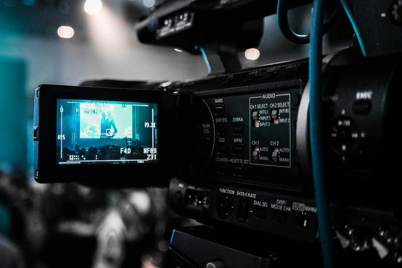 Kamera filmowa. Zdjęcie: Donald Tong / pexels.com.