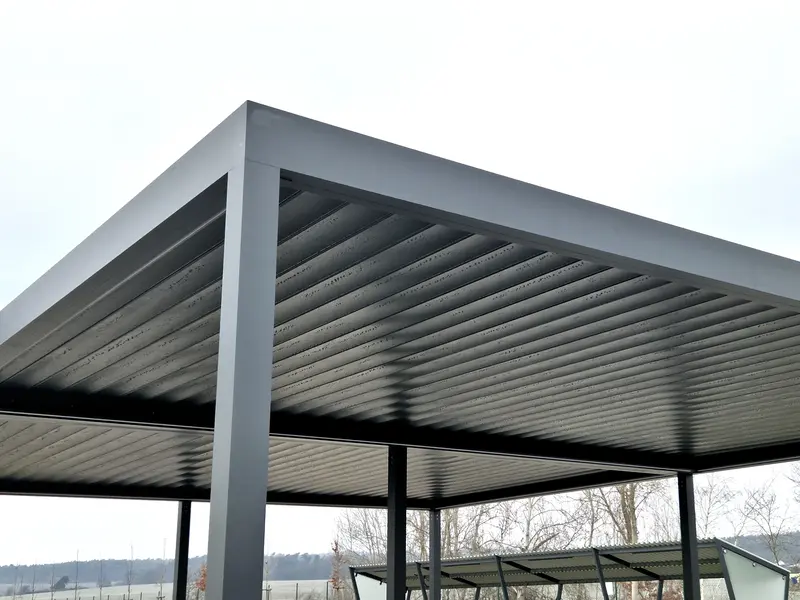 Pergola lamelowa: nowoczesne rozwiązanie do zacieniania tarasu