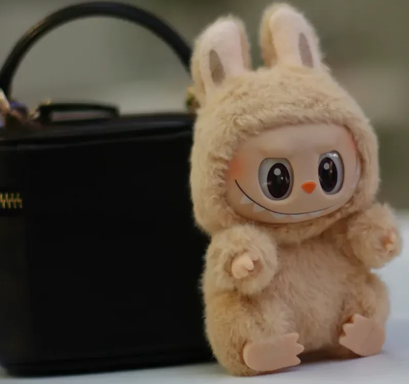 Labubu to najsłynniejsza figurka na świecie. fot. Vadim Russu/unsplash.com