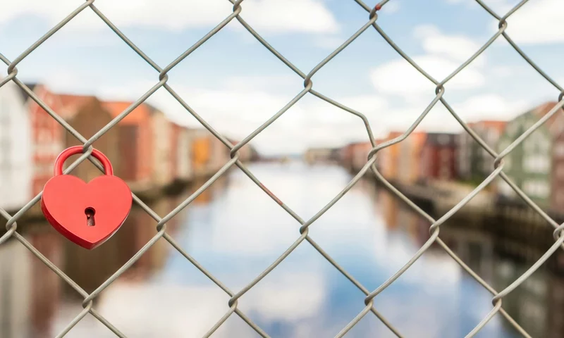 Kłódka w kształcie serca. Zdjęcie: Jerome Dominici / pexels.com.