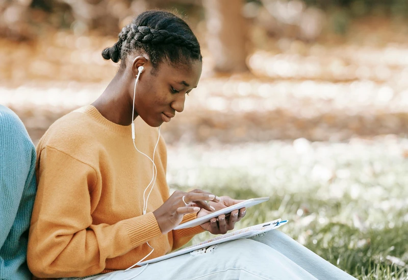 Podcasty przede wszystkim są świetnym rozwiązaniem dla wszystkich, którzy lepiej przyswajają treści poprzez słuch. Zdjęcie: Charlotte May / pexels.com.