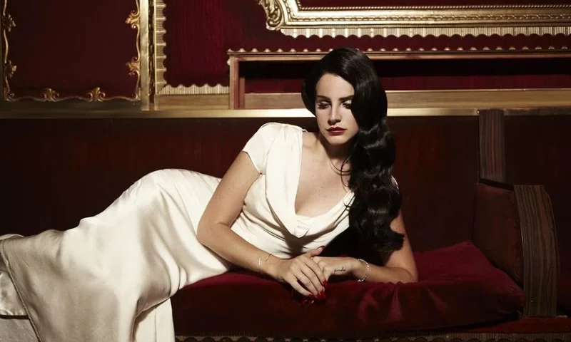 Lana Del Rey leżąca na kozetce, Jaguar Cars MENA, commons.wikimedia.org, flikr.com