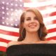 Lana Del Rey na tle amerykańskiej flagi, fot. Utka0090, goodfon.com