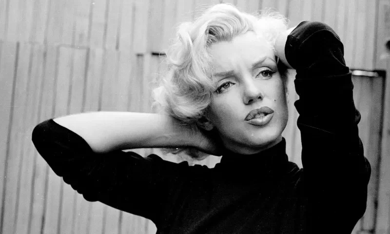 Marilyn Monroe w czarnym golfie, fot. Kamikaze80, goodfon.com