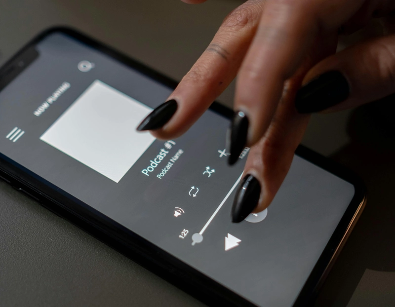 Użytkownik ma możliwość słuchania podcastu w każdym miejscu i czasie. Zdjęcie: cottonbro studio / pexels.com.