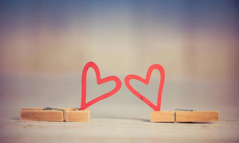 Spinacze podtrzymujące serca. Zdjęcie: Ylanite Koppens / pexels.com.