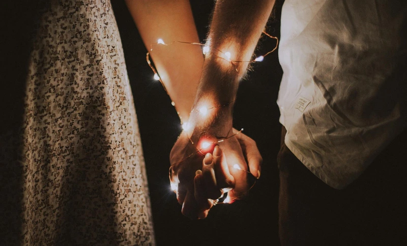 Kochać można na wiele sposobów. Zdjęcie: Anastasiya Lobanovskaya / pexels.com.